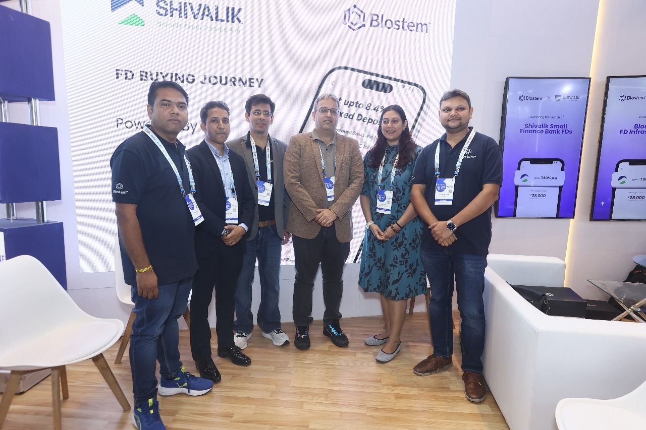 Blostem and Shivalik Small Finance Bank teams in front of the FD buying journey screen at the launch of Shivalik digital fixed deposits